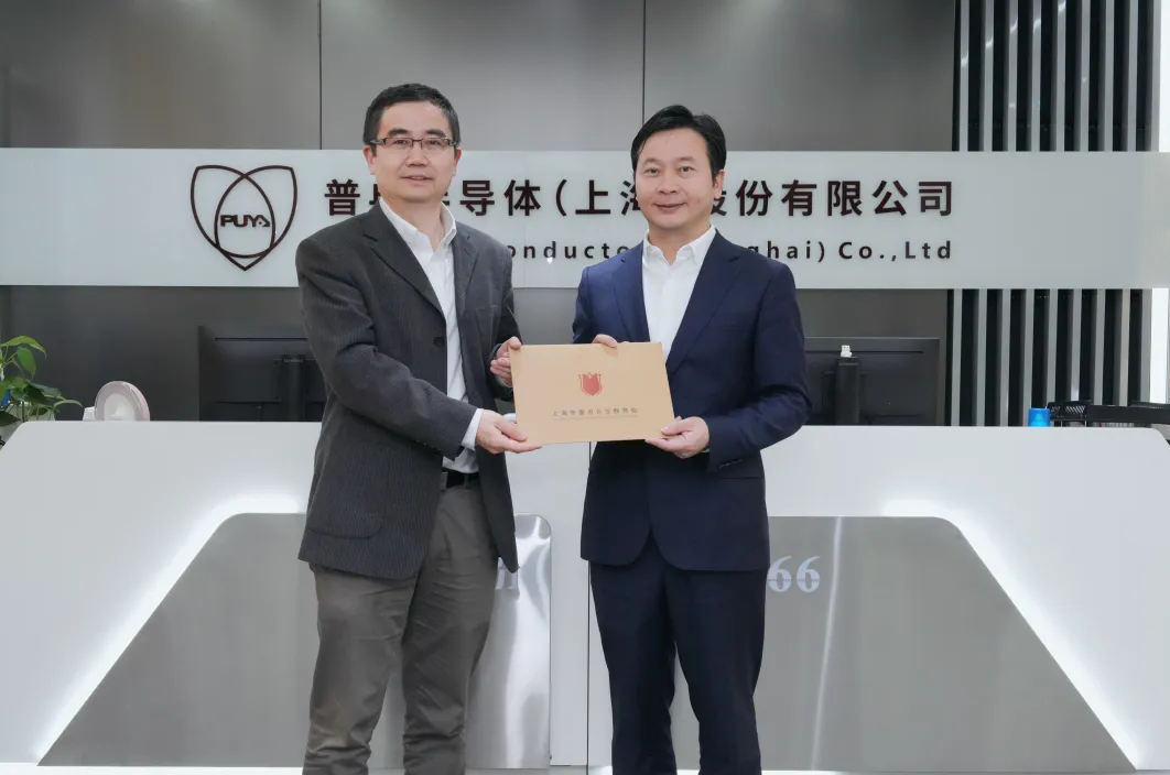 浦东新区领导莅临中国尊龙集团股份调研指导(图1)